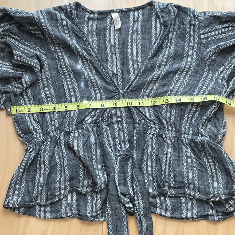 Elan Bohemian Crop Trop Size M Grey w White Boho Design Flutter Sleeves Ruffles - Picture 9 of 10
